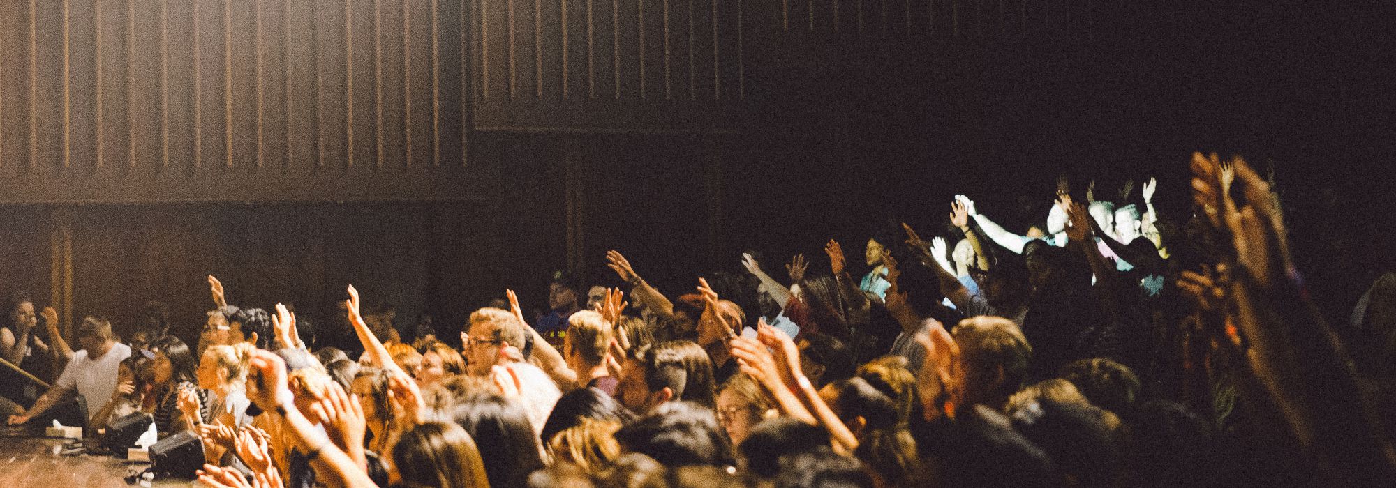 audience with many hands up